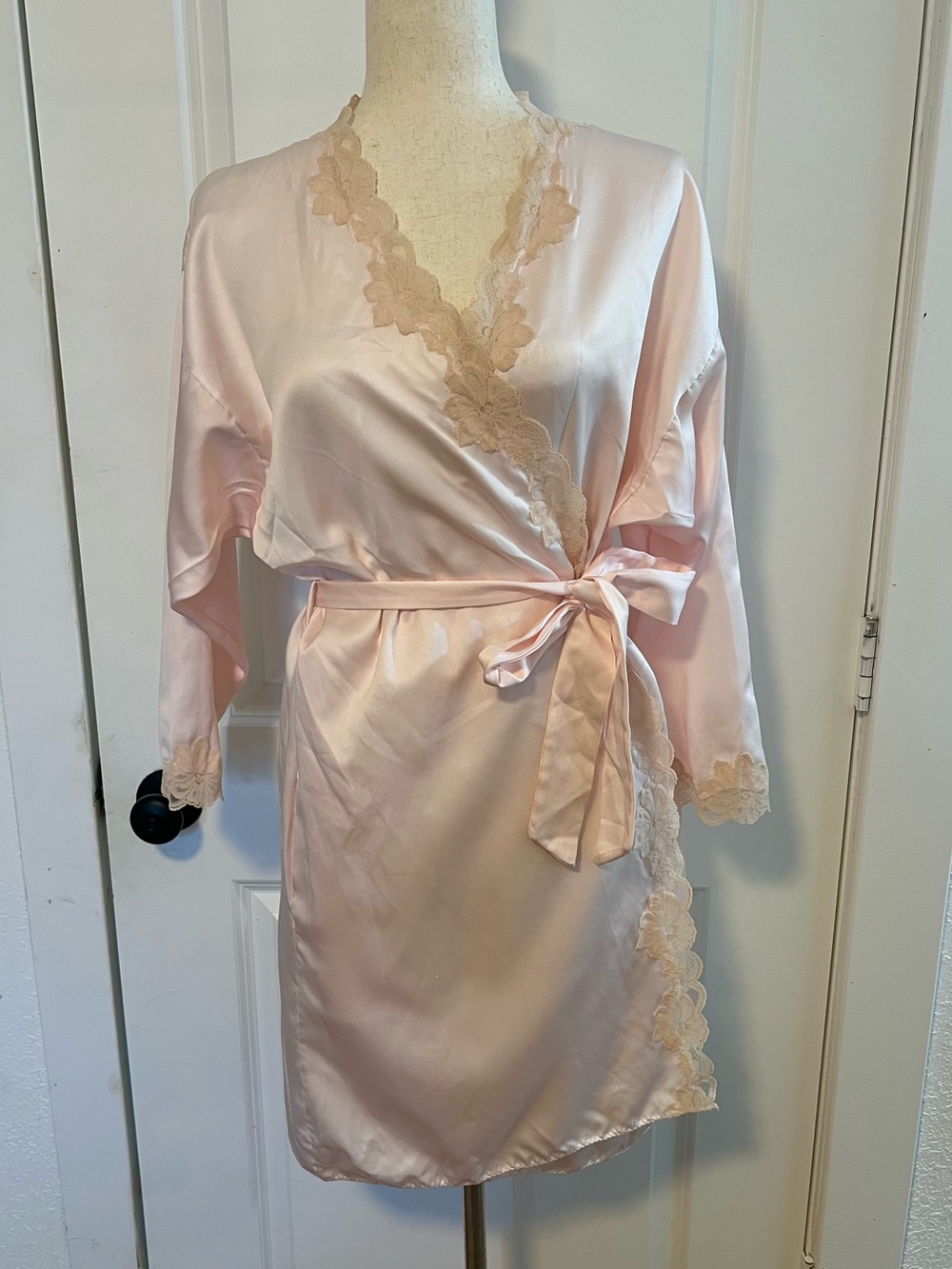 VNTG 70s Miss Elaine Baby Pink Wrap Kimono Dressing Gown‎